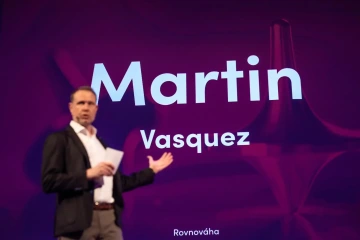 Martin Vasquez je stejně doma na pódiu jako ve firmách, kde lidi učí, jak vystupovat, mluvit a prezentovat se.