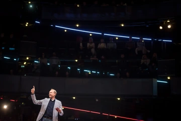 Martin Vasquez připravuje řečníky na konferenci TEDx Prague, kde lidé sdílí myšlenky, tvoří komunity a podněcují dobré změny.