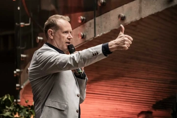 Martin Vasquez učí, jak představit produkt, nápad či projekt, aby důležité informace v myslích posluchačů opravdu ulpěly.